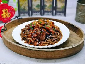 将芡汁淋在五花肉上即可。