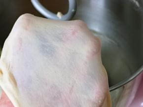 揉到不容易破的手套膜，就可以进行发酵了。