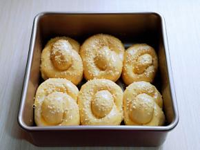 取出发酵好的面包胚，是原来的1.5倍大，刷上蛋液，撒上白芝麻。