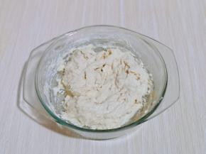 首先将波兰种做好，牛奶＋高粉＋酵母粉，搅拌均匀，盖上盖子放冰箱冷藏发酵一夜。