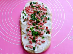 再撒上火腿碎与葱花。