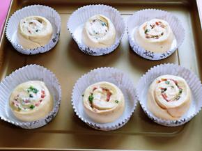 做好的面包卷胚放入烤盘中，进行二次发酵，