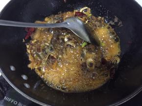 翻炒出香味，就倒入排骨翻炒