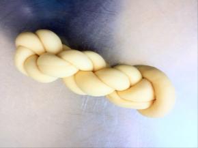 再对折一下，搓成麻花生坯