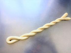 取一份，两头反相搓成长条，对折扭成麻花劲儿