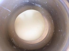 面团揉光，盖保鲜膜饧面20分钟，天气冷就多饧一会儿