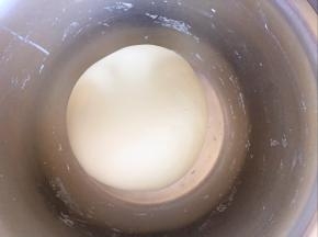面团揉光，盖保鲜膜饧面20分钟，天气冷就多饧一会儿
