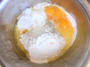 所有材料混合均匀，两个鸡蛋就好，我这其中有个双黄蛋