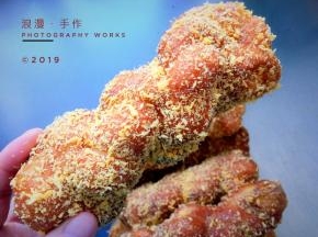 麻花放温热后刷蜂蜜，撒上面包糠，也可以撒上椰蓉，看个人喜好吧