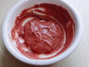 用手动打蛋器拌均匀，看不到面粉为止，拌的时候使用手动打蛋器呈Z字形状来回搅动，不要转圈搅拌，以免起筋。这样蛋黄糊就做好了，放在旁边备用。(面糊提起打蛋器轻松顺滑的滴落下去，且无干粉。)