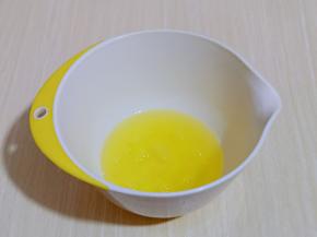 蛋白打发，往蛋白里加入柠檬汁(白醋也可以)电动打蛋器将蛋白高速打发至呈现鱼眼泡。 加入三分之糖，继续高速打发，蛋清泡消失。