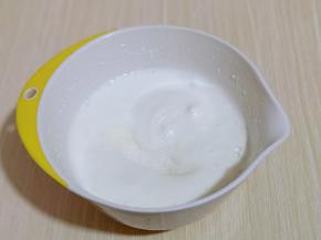 蛋白细腻时再加入三分之一的糖，继续打发。