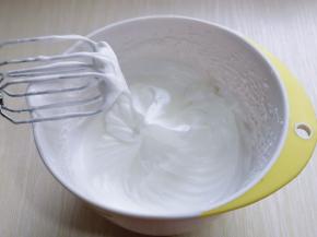 电动打蛋器高速打发，打至湿性发泡时加入最后的三分之一糖，，继续打发至蛋白出现细腻的纹路，将电动打蛋器调低速打发一会儿，感觉有些阻力时，就可以停止打发，以免消泡，提起打蛋器有微微的弯勾即可！