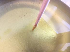 油温七成热，简单的辨别方法，在筷子变冒小泡即可