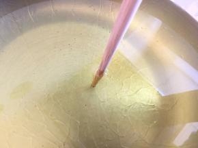 油温七成热，简单的辨别方法，在筷子变冒小泡即可
