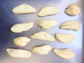 饧发时间到了不用揉面，直接分成12等份