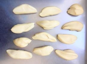 饧发时间到了不用揉面，直接分成12等份