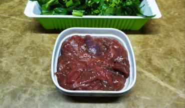 牛肉切片用油、盐、糖、淀粉腌制入味