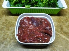 牛肉切片用油、盐、糖、淀粉腌制入味