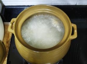米洗干净，用油、盐腌十五分钟；
煲里放入足量水、瑶柱大火烧开