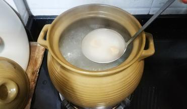 将腌好的米倒入煲里