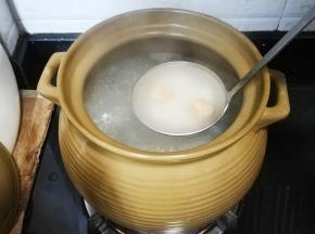 将腌好的米倒入煲里