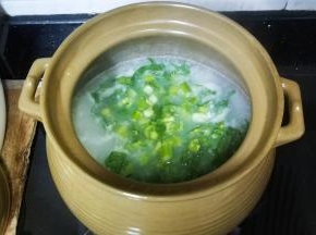 将菜心粒倒入粥里拌均匀煲4分钟