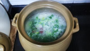 4分钟后放入腌好的牛肉片和盐调味，煲至粥再次滚起
