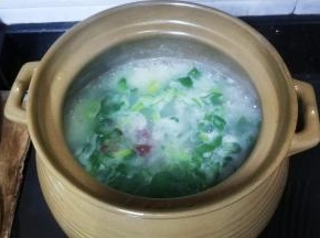 4分钟后放入腌好的牛肉片和盐调味，煲至粥再次滚起