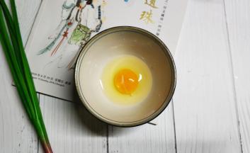 碗里打入鸡蛋