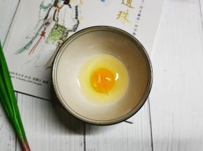 碗里打入鸡蛋