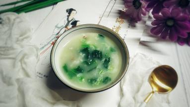 趁粥滚起勺入碗里