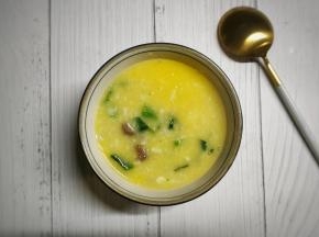 吃时用勺子将鸡蛋和粥拌均匀