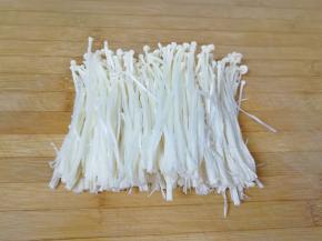 金针菇切去根部，用手撕开冲洗干净，控一下水分备用。