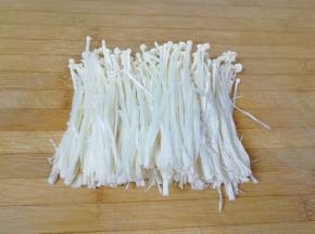 金针菇切去根部，用手撕开冲洗干净，控一下水分备用。