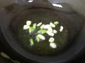 炒锅内倒入适量的食用油烧热，下入葱蒜炒香。