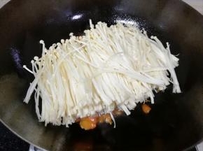 下入金针菇翻炒均匀。