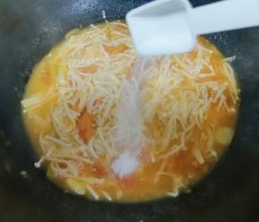 放糖和盐调味。