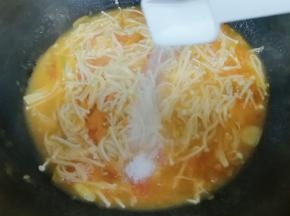 放糖和盐调味。