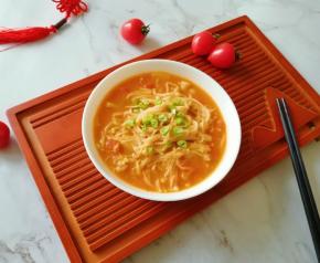 盛出装盘，撒上葱花装饰一下。