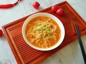 盛出装盘，撒上葱花装饰一下。