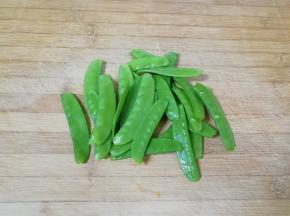 荷兰豆掐头去尾抽丝洗干净备用。