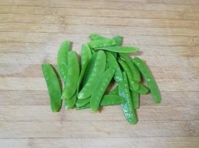 荷兰豆掐头去尾抽丝洗干净备用。
