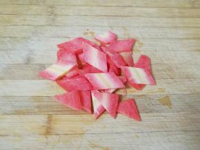 红萝卜洗干净切成片。