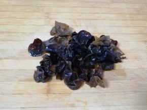 泡发好的木耳洗干净撕成片。