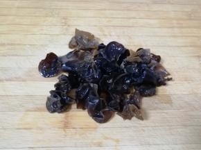 泡发好的木耳洗干净撕成片。