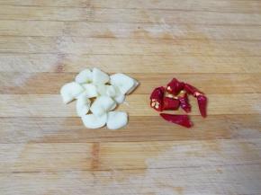 大蒜洗干净切成片，干红辣椒掰成段。