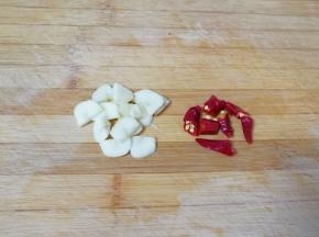 大蒜洗干净切成片，干红辣椒掰成段。