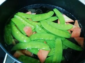 锅内放水烧开，滴几滴食用油，下入荷兰豆、木耳和红萝卜焯水1分钟，捞出控一下水分备用。