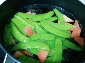 锅内放水烧开，滴几滴食用油，下入荷兰豆、木耳和红萝卜焯水1分钟，捞出控一下水分备用。